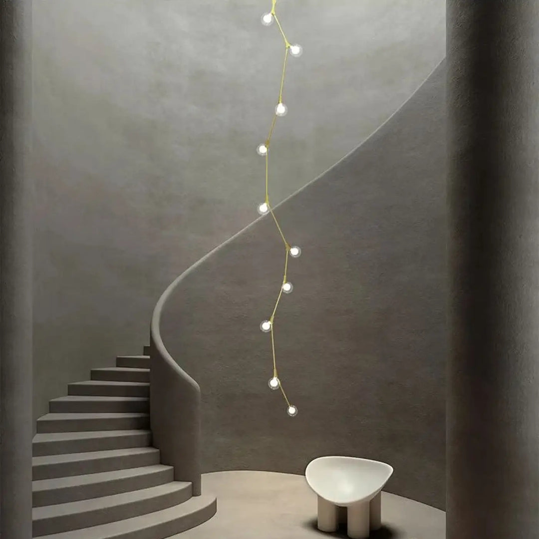 Suspension luminaire verticale en boules opales et laiton
