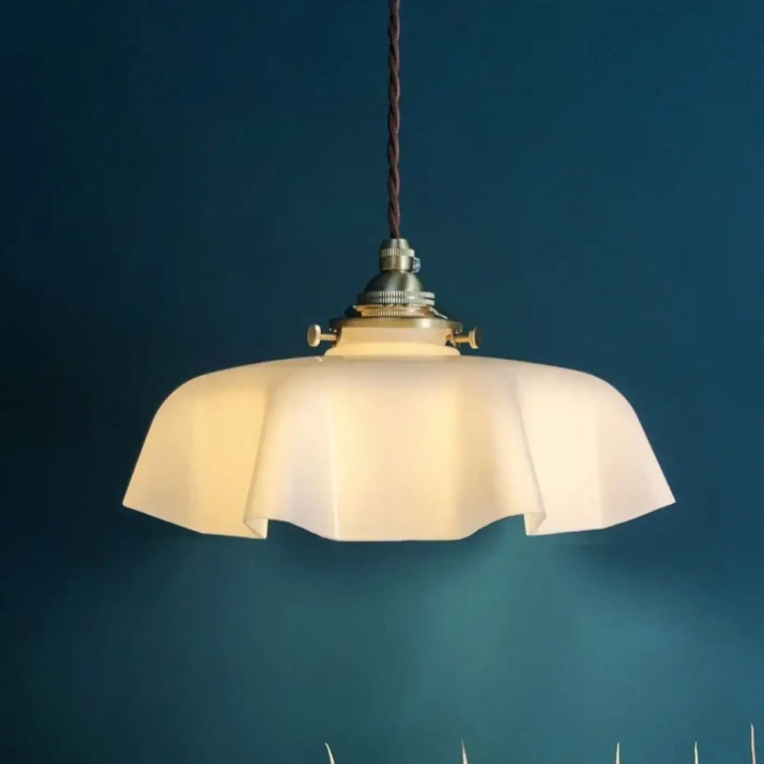 Suspension luminaire vintage blanche avec finition laiton