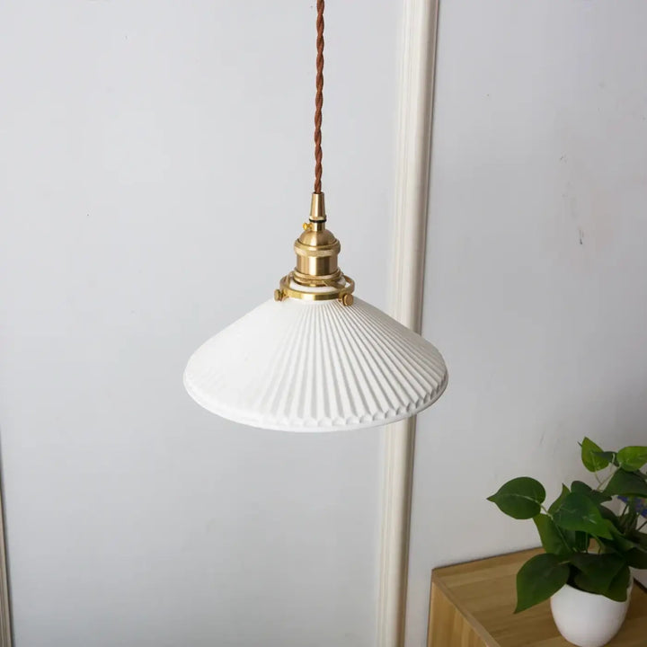 Suspension luminaire vintage en céramique blanche et laiton

