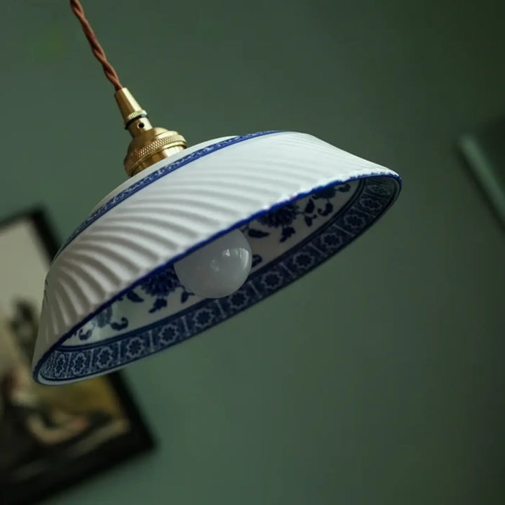 Suspension luminaire vintage céramique avec détail bleu chic
