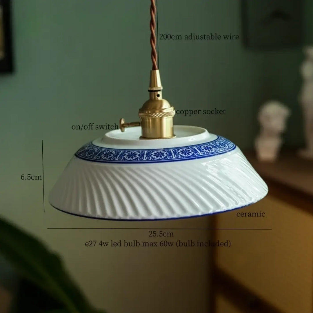 Suspension luminaire vintage céramique avec détail bleu chic