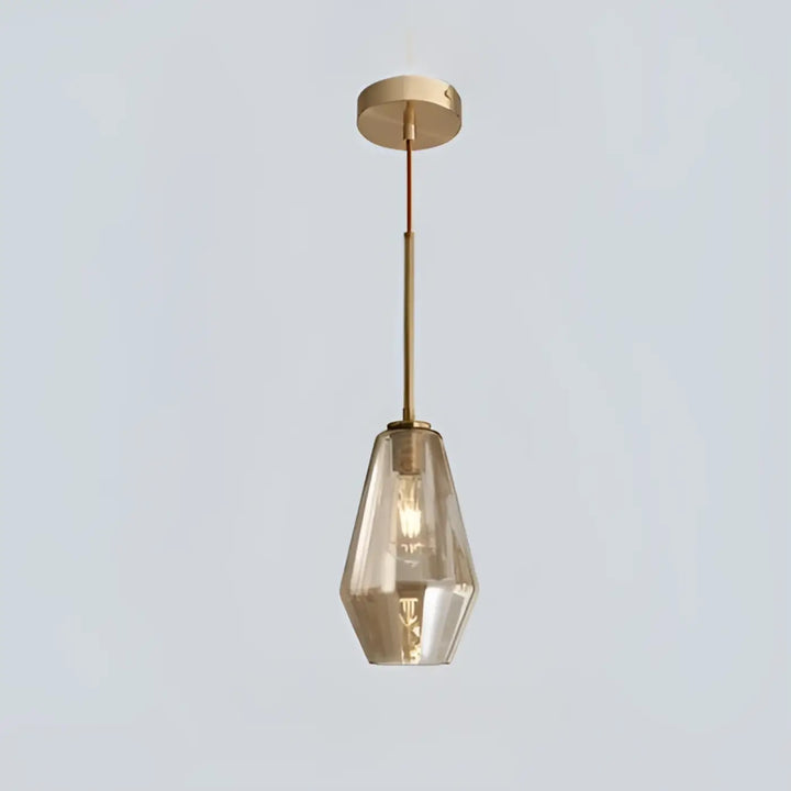Suspension luminaire glazia avec cadre en métal doré et abat-jour en verre transparent facetté teinté ambre