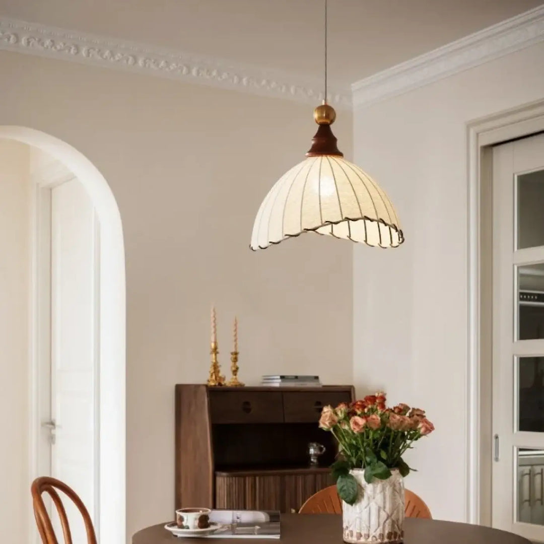 Suspension luminaire eldora vintage en verre crème avec accents en bois foncé pour éclairage chaleureux