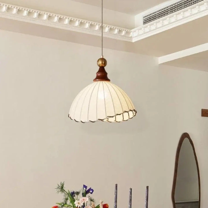 Suspension luminaire eldora vintage avec abat-jour en verre côtelé crème et base métal effet bois foncé