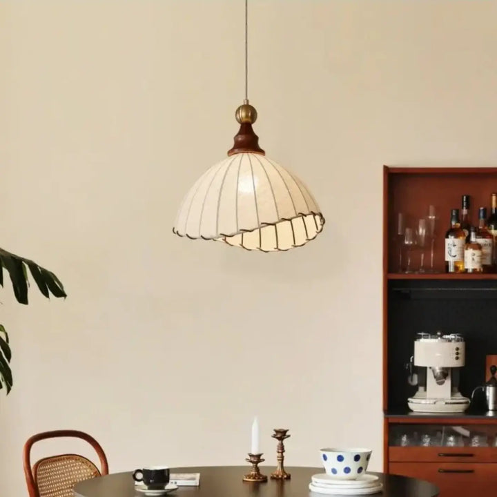 Suspension luminaire eldora vintage avec abat-jour en verre à côtes verticales et bords festonnés couleur chaude
