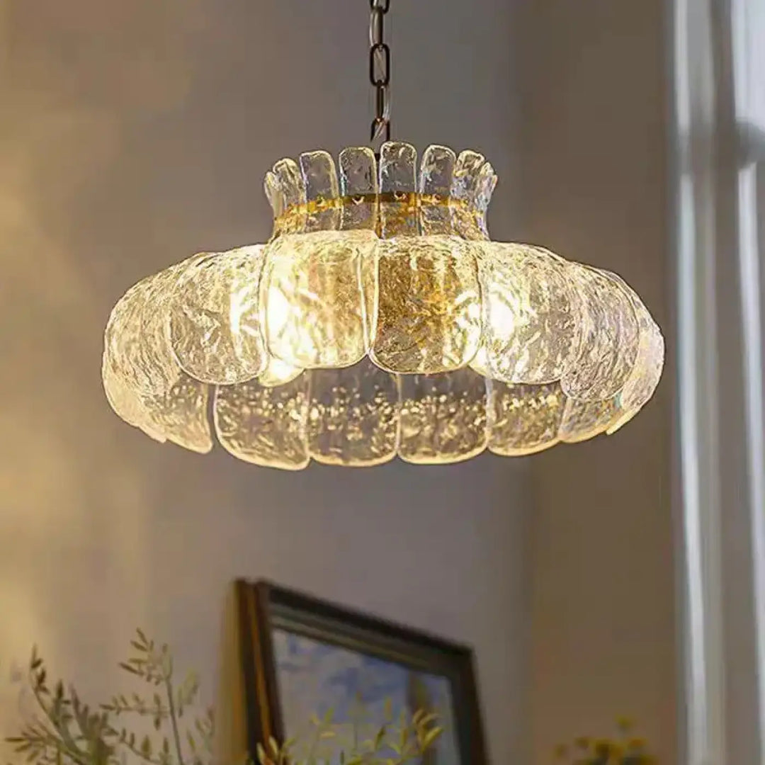 Suspension luminaire vintage en verre texturé avec pétales translucides disposées en cercle lumineux chaleureux