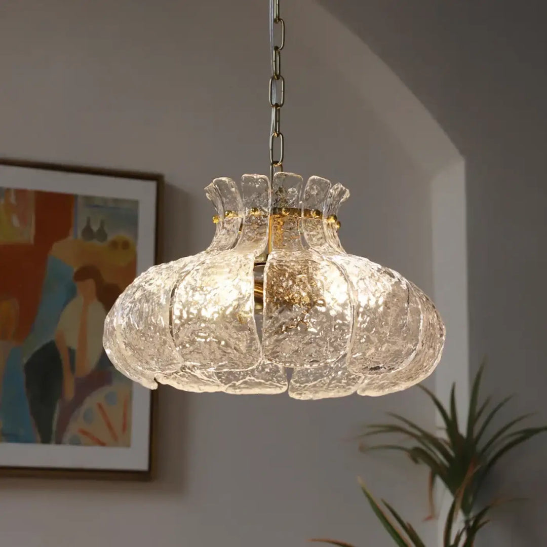 Suspension luminaire en verre translucide texturé avec forme cannelée et accents métal doré de style luminaire vintage
