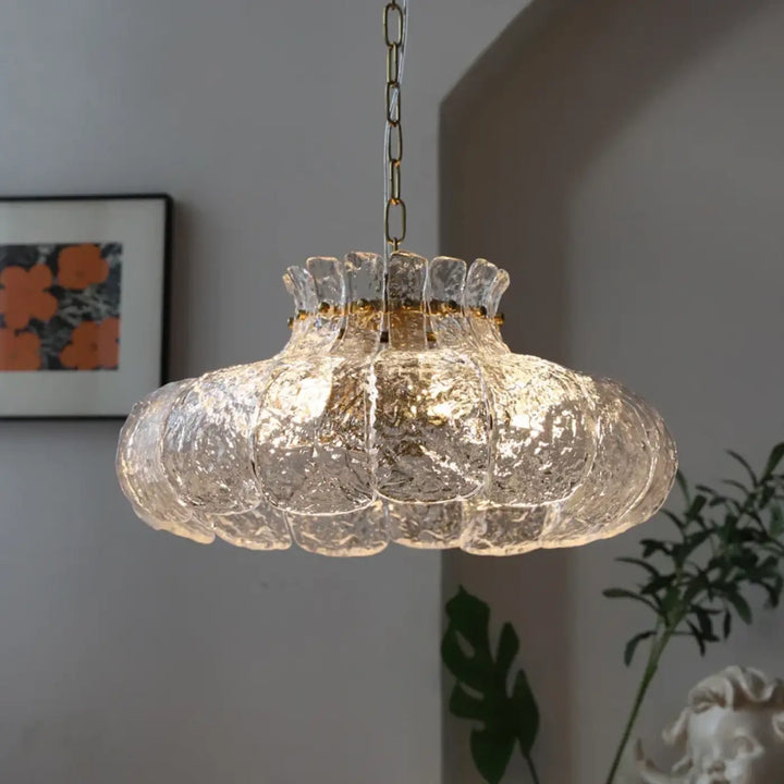 Suspension luminaire en verre texturé clair avec chaîne et bordure dorée style luminaire vintage