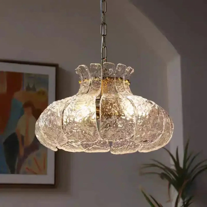 Suspension luminaire en verre translucide texturé avec design cannelé et accents métalliques dorés style vintage