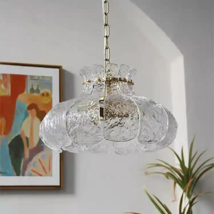 Suspension luminaire vintage en verre texturé clair avec chaîne en laiton et accents métalliques élégants