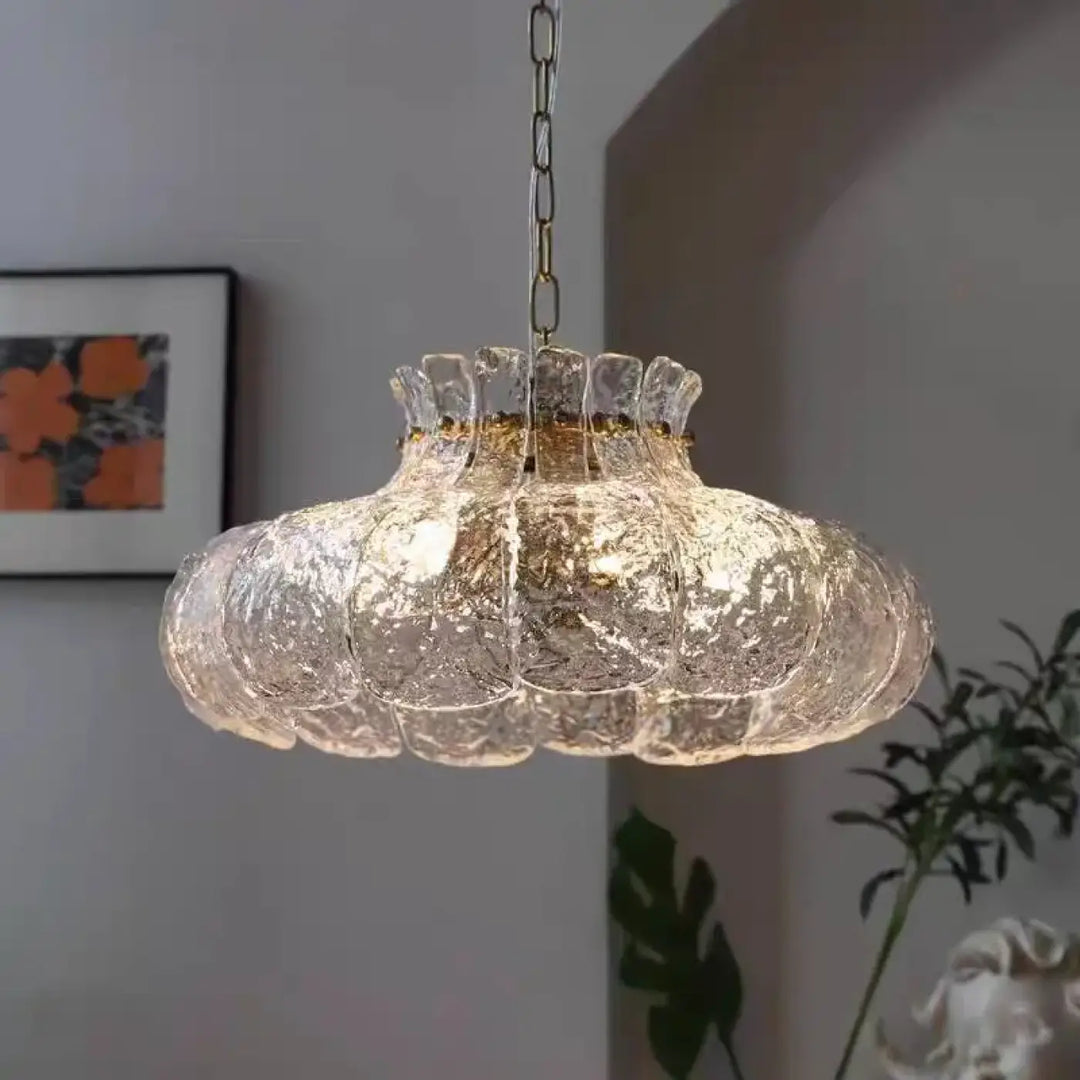 Suspension luminaire en verre texturé clair avec design cannelé en forme de pétale et accents métalliques dorés vintage