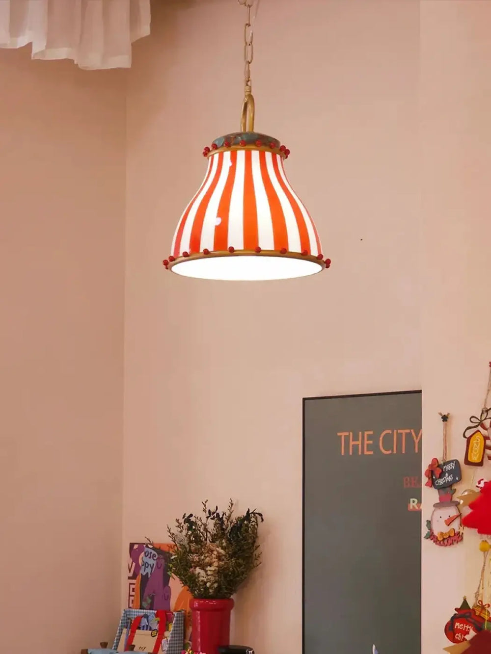 Suspension luminaire vintage en rouge motif rayé décoratif