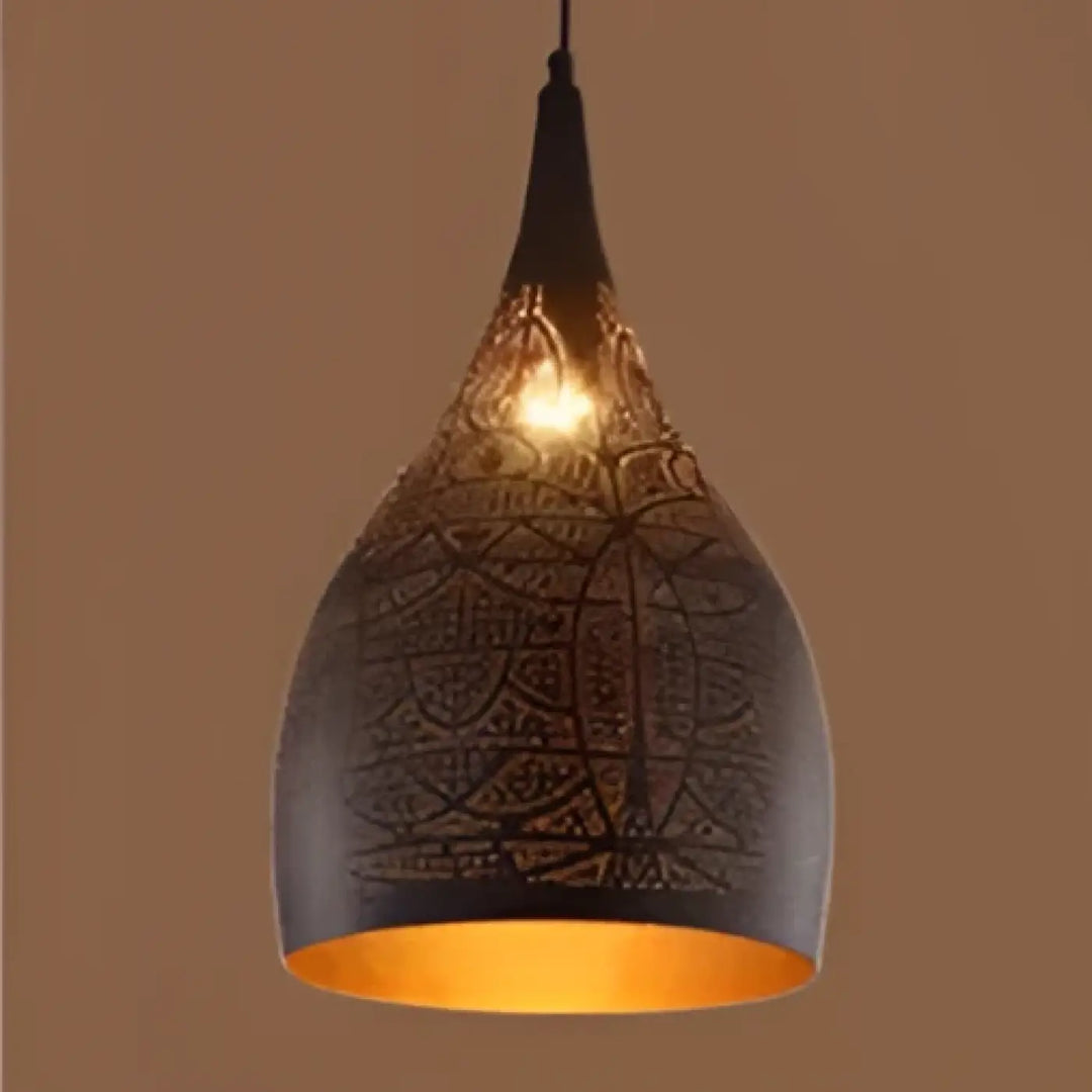 Suspension luminaire sandyha en métal à motifs complexes avec intérieur ambré lumineux pour ambiance vintage