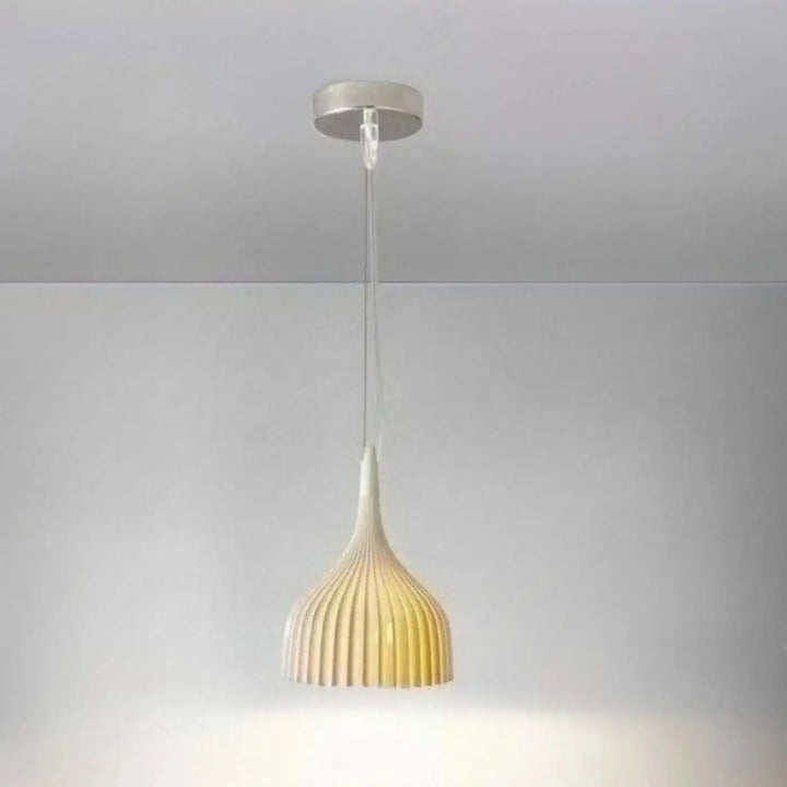Suspension luminaire aurys avec verre nervuré chaud et monture métallique moderne pour éclairage vintage
