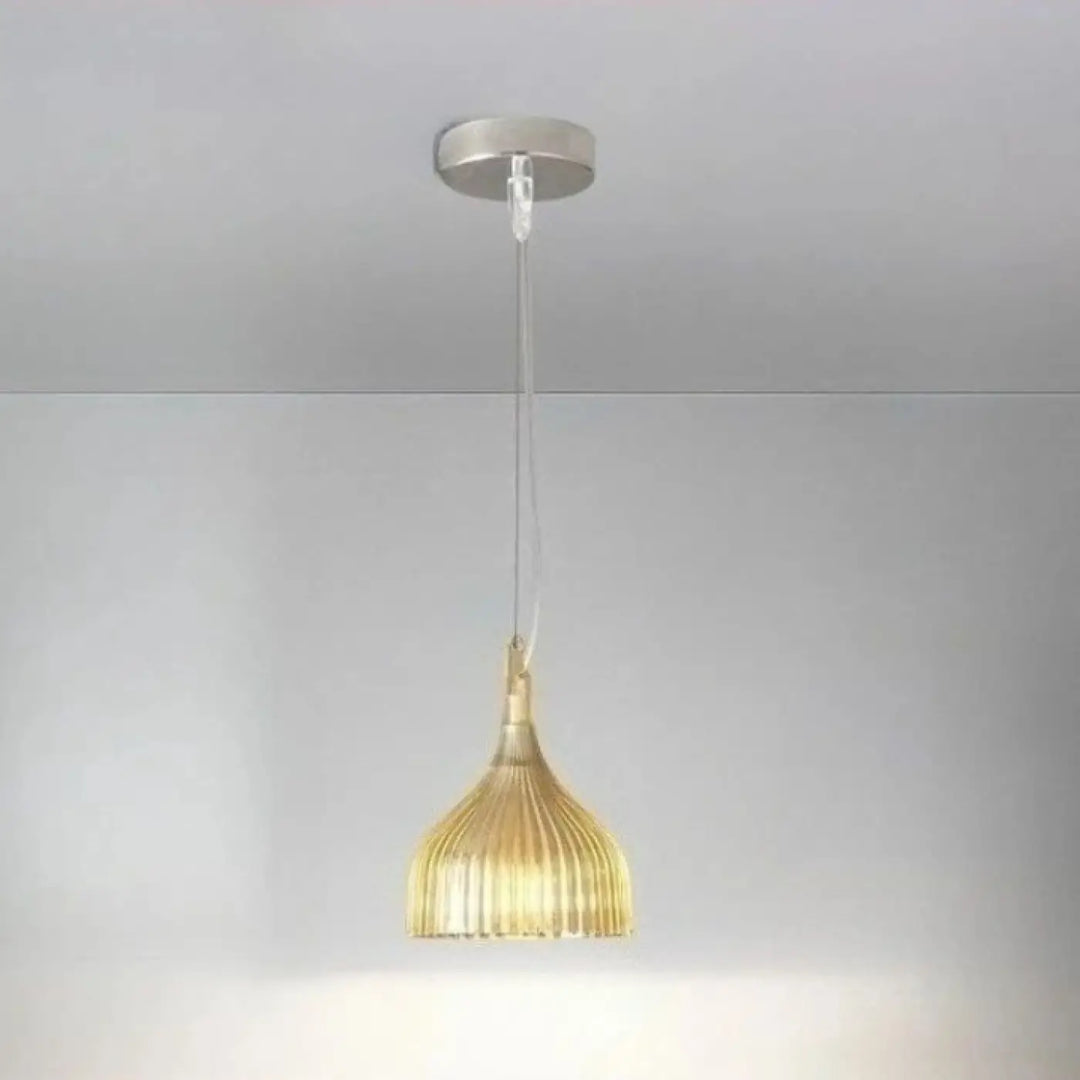 Suspension luminaire aurys en verre nervuré doré avec abat-jour côtelé en cloche et monture plafond argentée