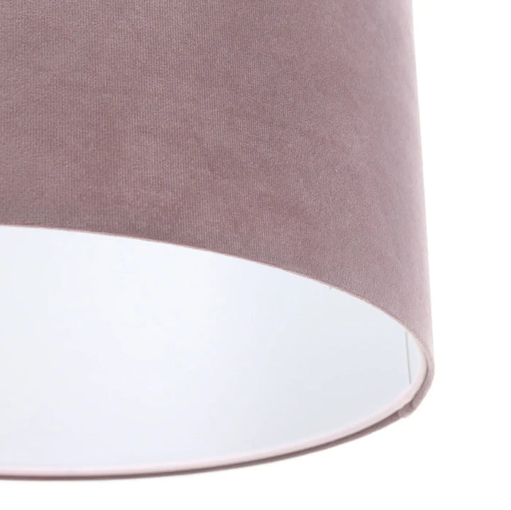 Suspension luminaire violet clair avec abat-jour en velours mauve doux et intérieur blanc lisse
