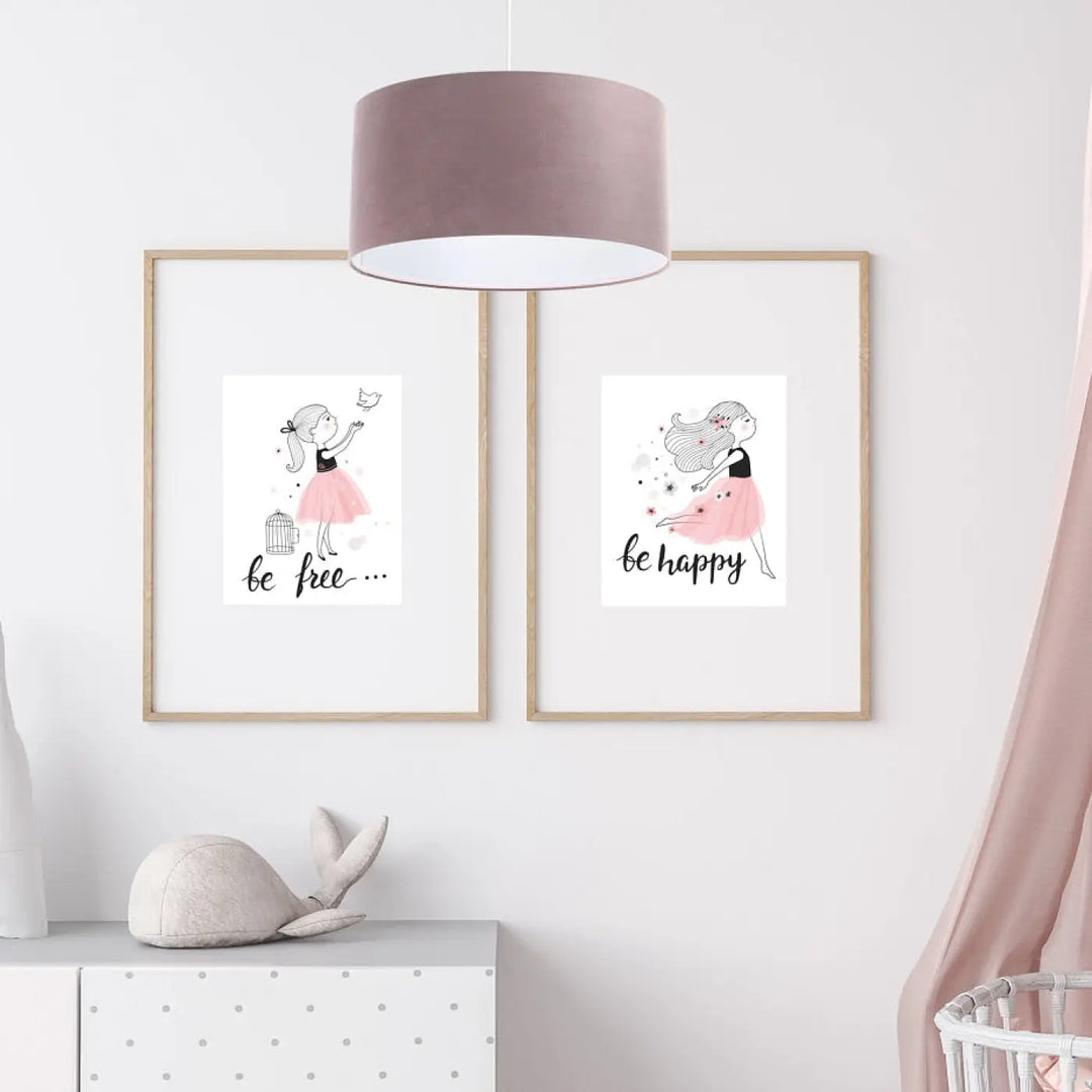 Deux cadres d’art mural avec illustrations de filles en robes roses et suspension luminaire violet clair classic jasmin