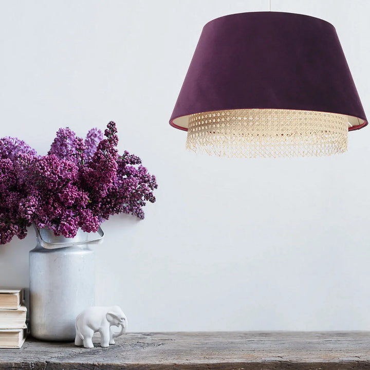 Suspension luminaire violet en velours violet profond avec bordure délicate en rotin doré tressé sensei rattan