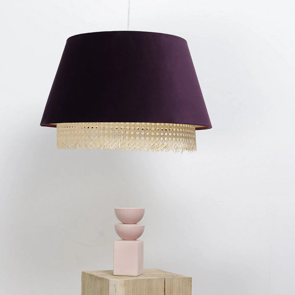 Suspension luminaire violet avec abat-jour en velours violet profond et franges en rotin tressé sensei rattan