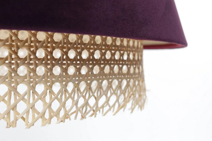 Suspension luminaire violet avec abat-jour en velours violet et base en rotin tissé sensei rattan