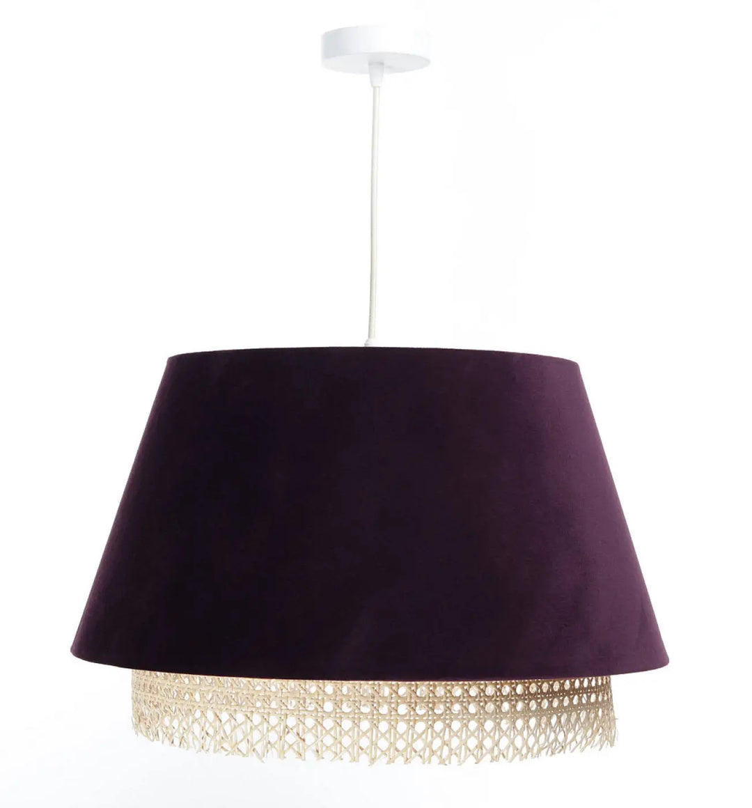 Suspension luminaire violet sensei en velours violet profond avec bordure en rotin tressé suspendue par un cordon blanc