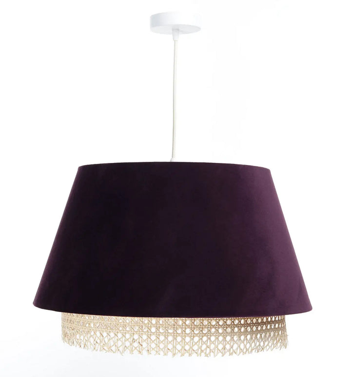 Suspension luminaire violet sensei en velours violet profond avec bordure en rotin tressé suspendue par un cordon blanc