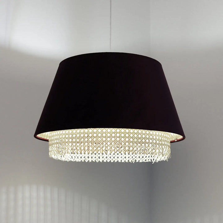 Suspension luminaire violet sensei rattan avec abat-jour velours noir et bordure en rotin tressé illuminée délicate