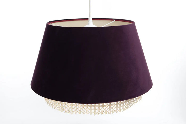 Suspension luminaire violet avec abat-jour en velours violet et frange en métal tressé doré sensei rattan