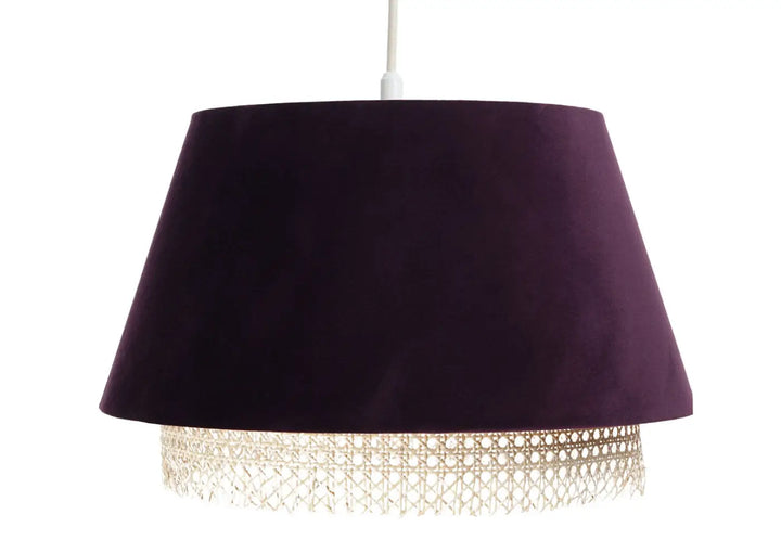 Suspension luminaire violet sensei rattan avec abat-jour en velours pourpre et franges métalliques dorées délicates