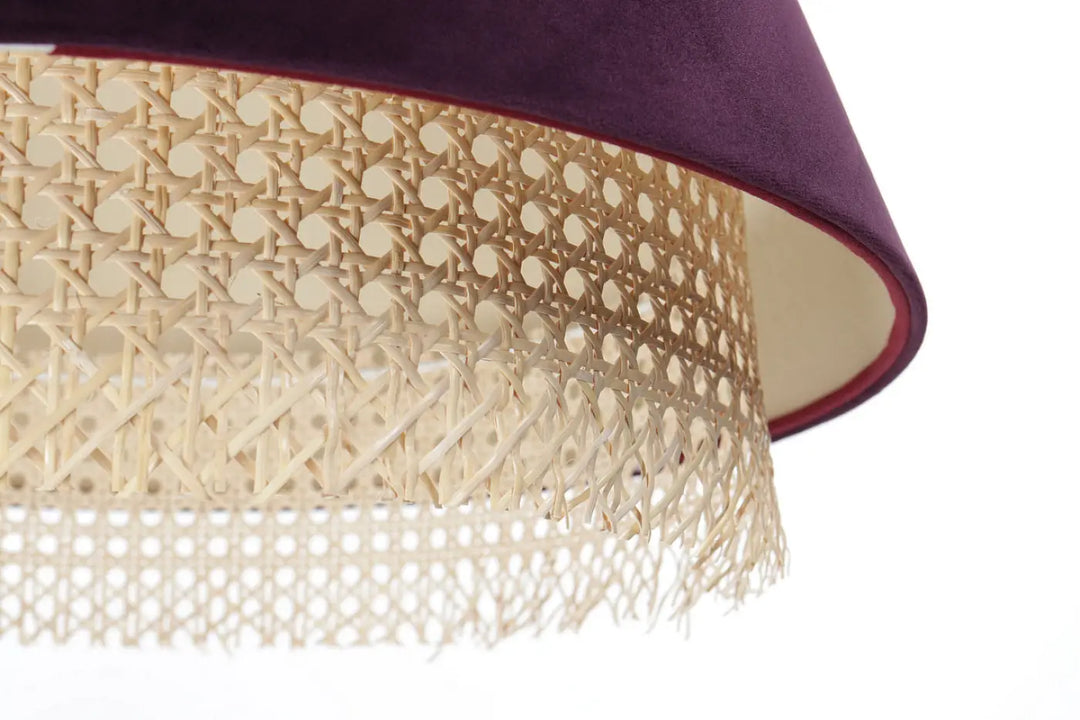 Suspension luminaire violet en velours violet avec intérieur en cannage beige et bordure à franges sensei rattan