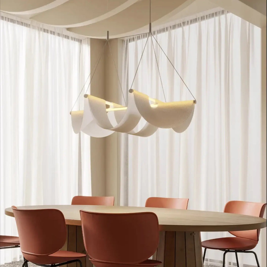 Suspension luminaire nautilus en voilage ondulé blanc avec abat-jours superposés et courbés design contemporain