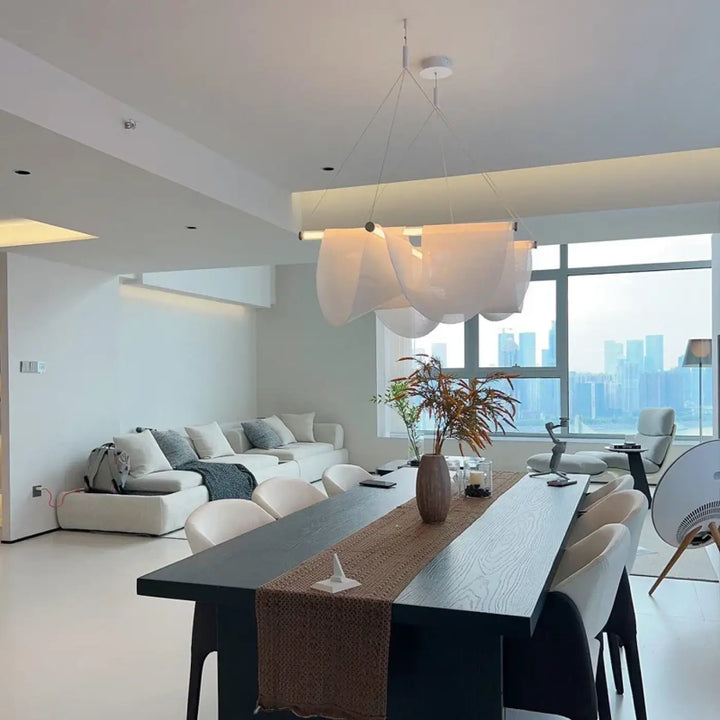 Suspension luminaire nautilus design contemporain avec abat-jour en tissu voilage ondulé blanc doux suspendu au plafond