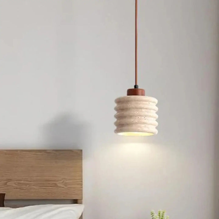 Suspension luminaire ariana beige en béton texturé avec tige cuivrée et base en bois suspension minimaliste devient rapidement un choix élégant