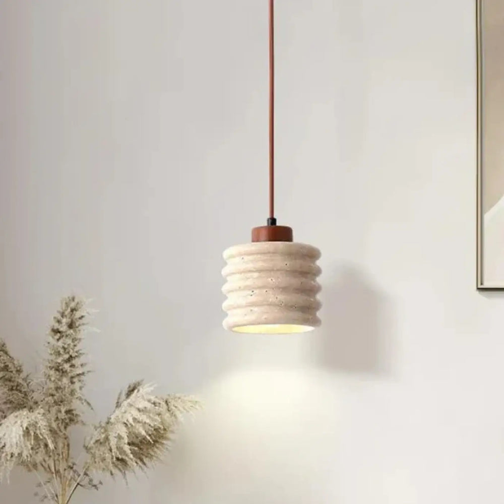 Suspension luminaire ariana beige en céramique texturée avec design côtelé et tige cuivrée pour suspension minimaliste