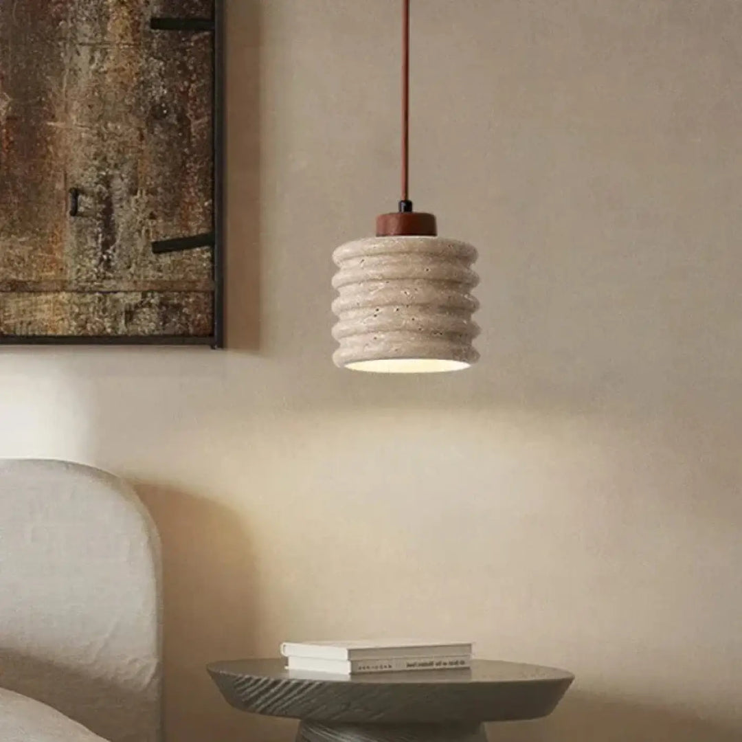 Suspension luminaire ariana en céramique beige texturée avec rainures concentriques et haut en bois chaleureux suspension minimaliste devient rapidement incontournable