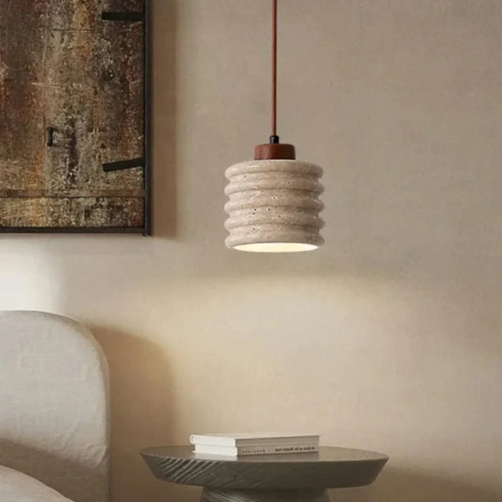 Suspension luminaire ariana en céramique beige texturée avec rainures concentriques et haut en bois chaleureux suspension minimaliste devient rapidement incontournable