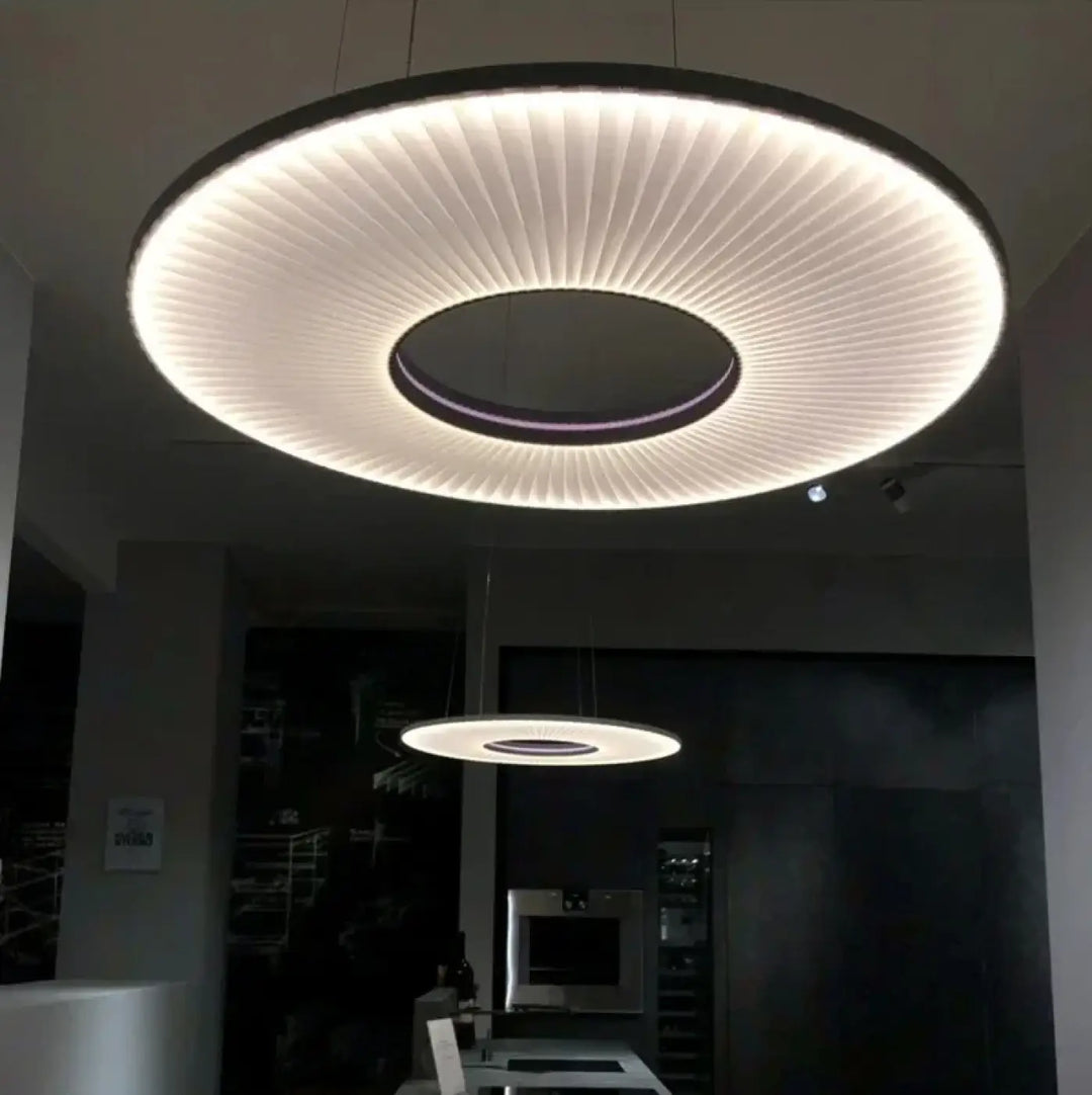 Suspension minimaliste beige avec structure style chic