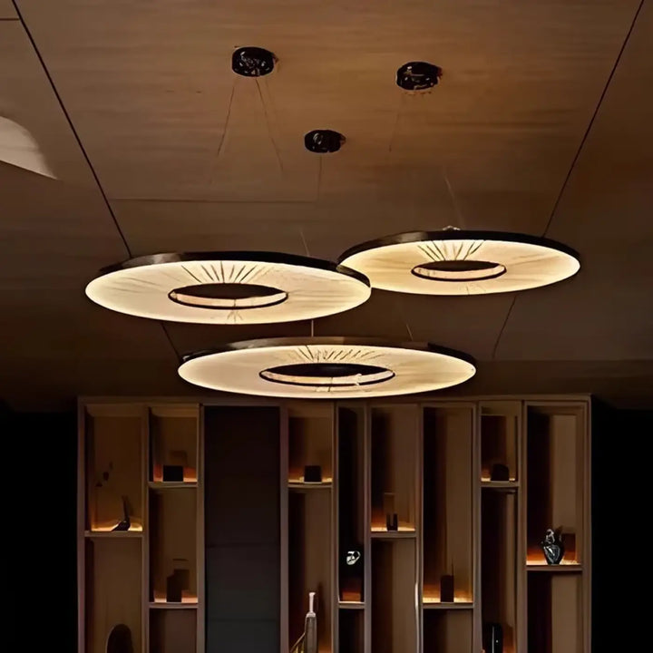Suspension minimaliste beige avec structure style chic