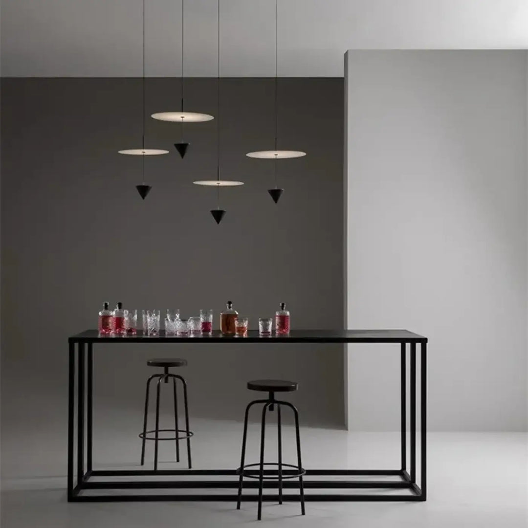 Suspension Minimaliste Avec Cône Noir Et Disque Flottant

