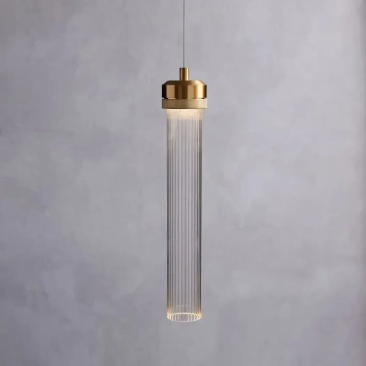 Suspension minimaliste ilia avec corps en verre rainuré clair et métal doré pour éclairage au-dessus d’une table