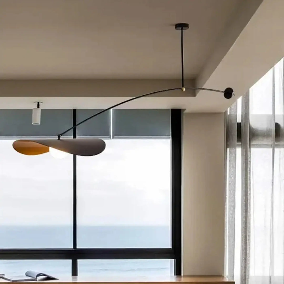 Suspension moderne en arc noir avec abat jour doré chic
