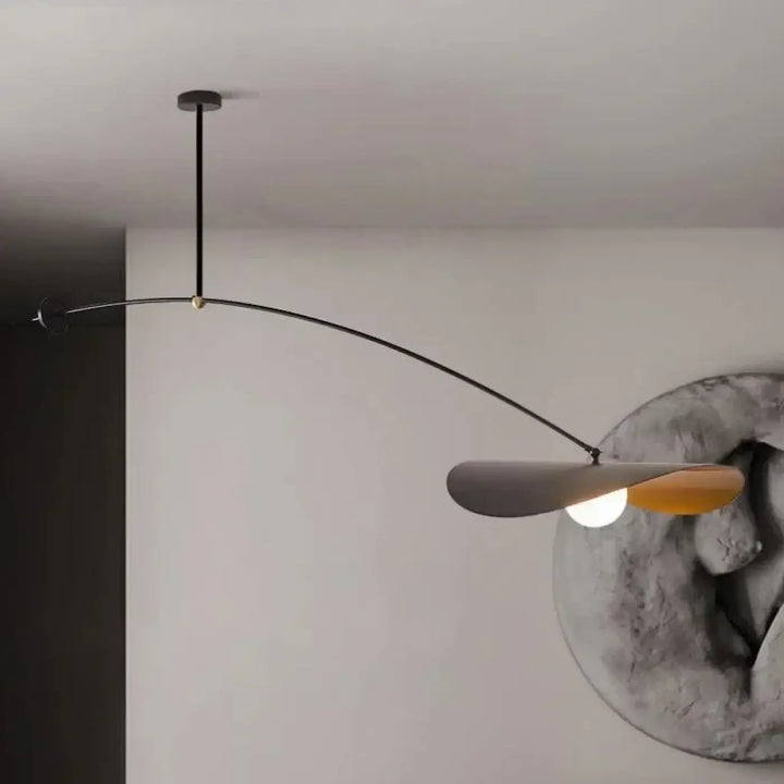 Suspension moderne en arc noir avec abat jour doré chic