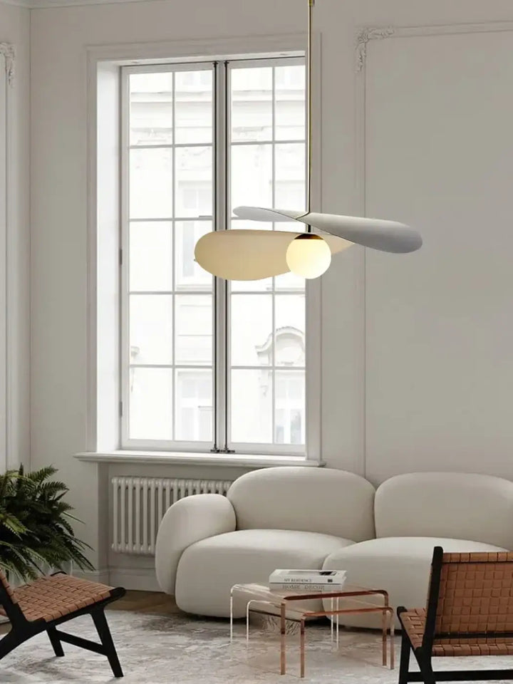 Suspension Moderne Blanche Design Ailée et Globe Opale

