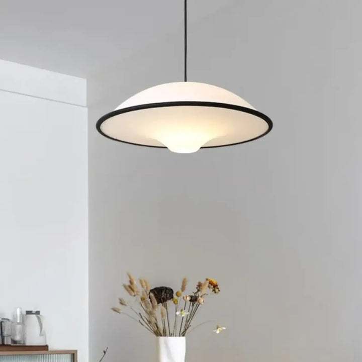 Suspension moderne blanche design épuré salle à manger

