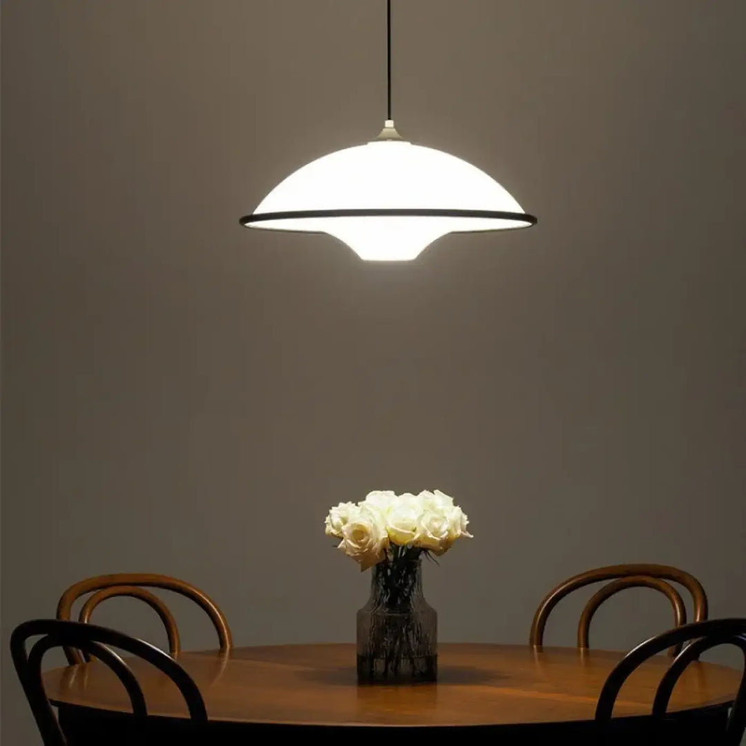 Suspension moderne blanche design épuré salle à manger

