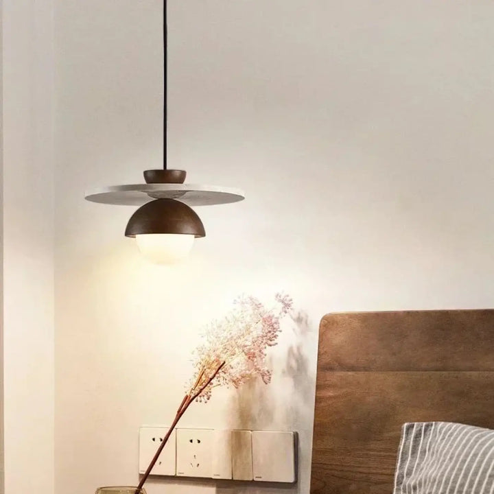 Suspension moderne bois et disque blanc avec globe lumineux décoratif

