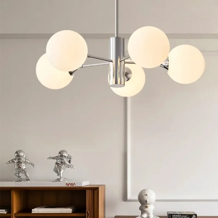 Suspension moderne chrome à globes en verre opalin style contemporain

