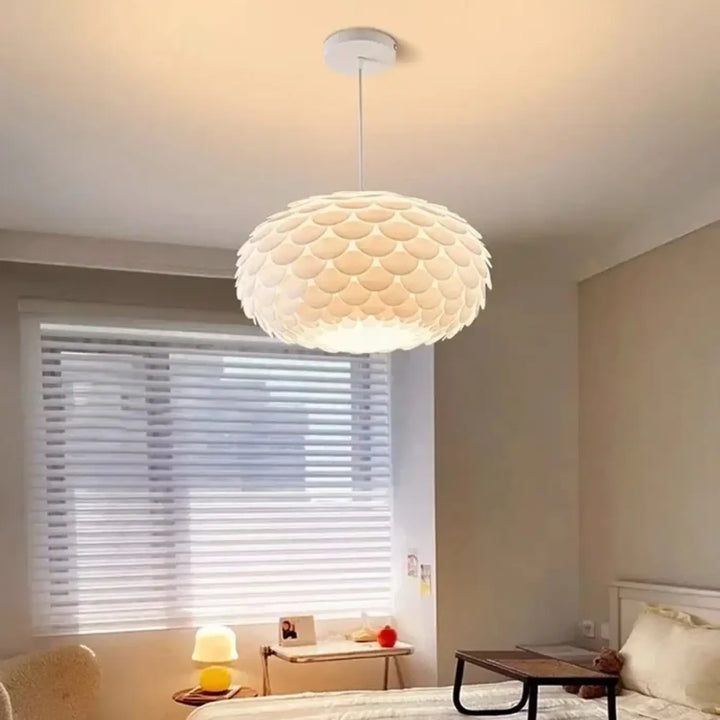 Suspension moderne design écailles blanches élégantes

