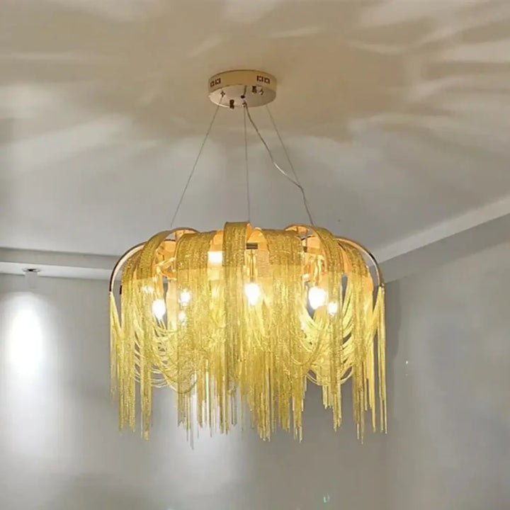 Suspension Moderne Dorée À Franges Élégante Et Tendance Style