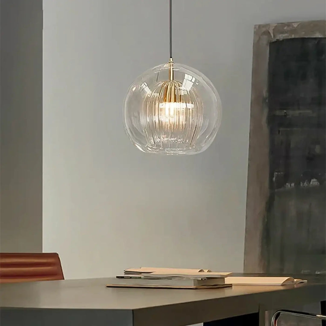 Suspension moderne globe en verre nervuré et laiton

